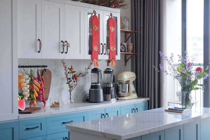 Η κουζίνα είναι όμορφα διακοσμημένη για το Tet (Βιετναμέζικη Πρωτοχρονιά).