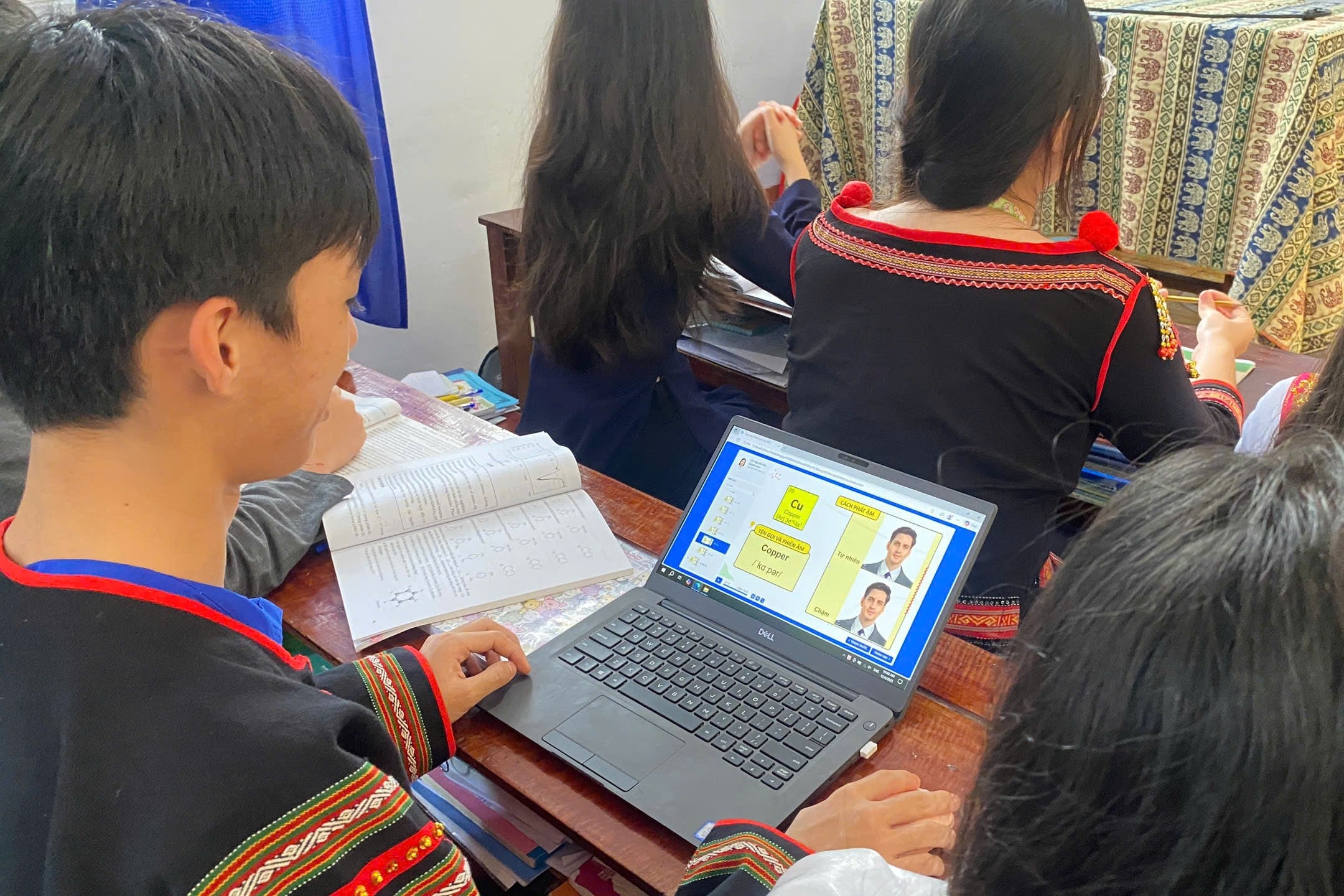 Thầy cô miền đất khó dùng AI giải 'cơn khát' công nghệ số cho học trò - Ảnh 2.