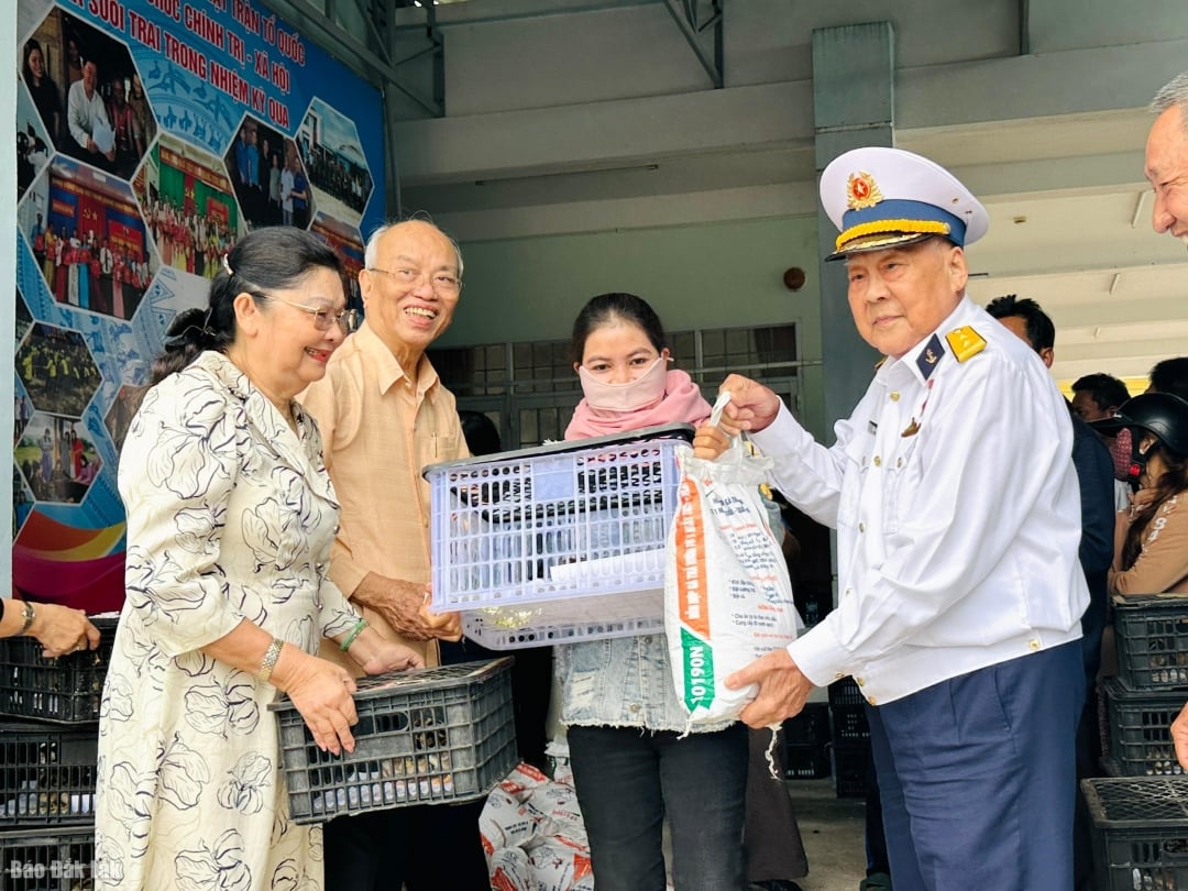 Anh hùng LLVT nhân dân Hồ Đắc Thạnh (trái), Chủ tịch Hội Người Phú Yên tại Thành phố Hồ Chí Minh Trình Quang Phú và ThS Huỳnh Thị Kim Hương, Tổng thư ký hội tặng gà giống cho bà con xã Suối Trai.