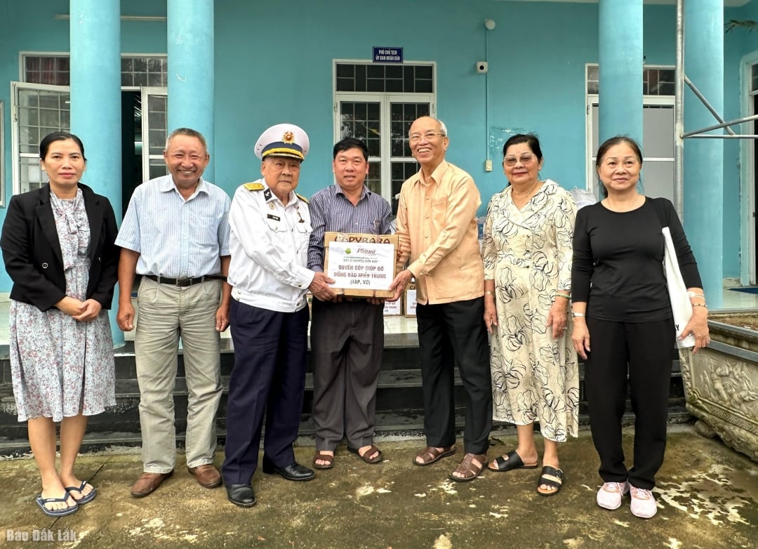Đại diện Hội Người Phú Yên tại Thành phố Hồ Chí Minh và báo Phụ nữ Thành phố Hồ Chí Minh trao tượng trưng 1 tấn hàng cho xã Suối Trai