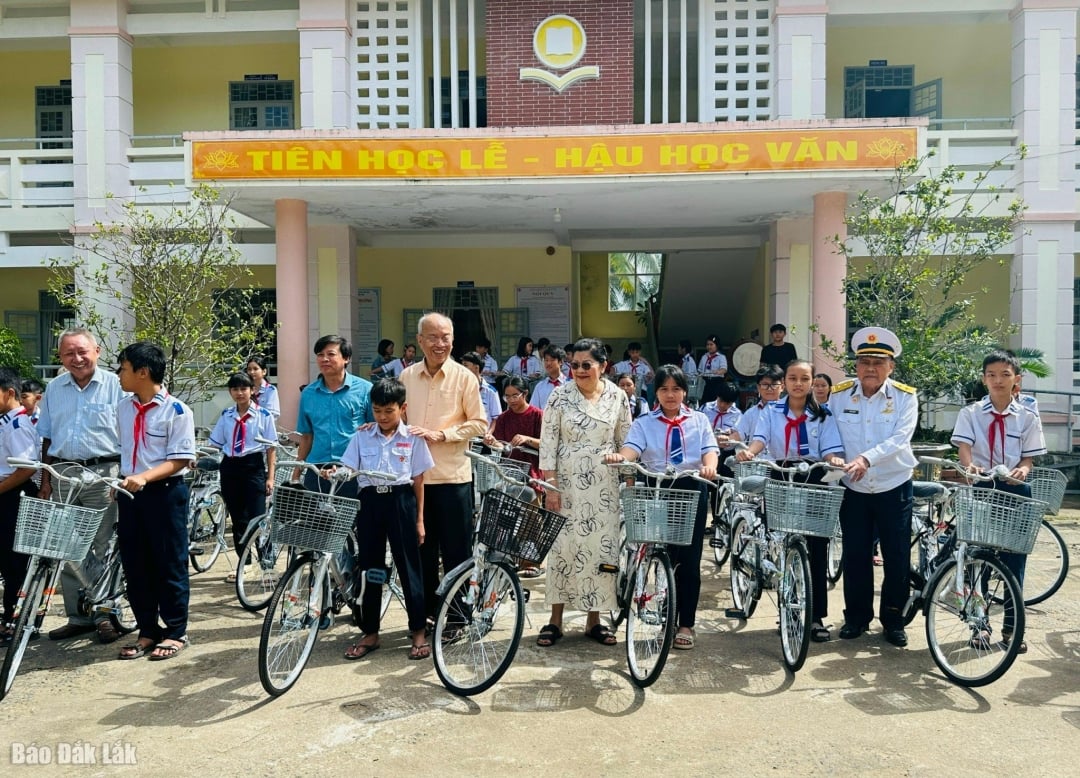 Đoàn trao tặng 38 xe đạo cho các em học sinh Trường THCS Nguyễn Hữu Thọ (xã Sơn Hòa).