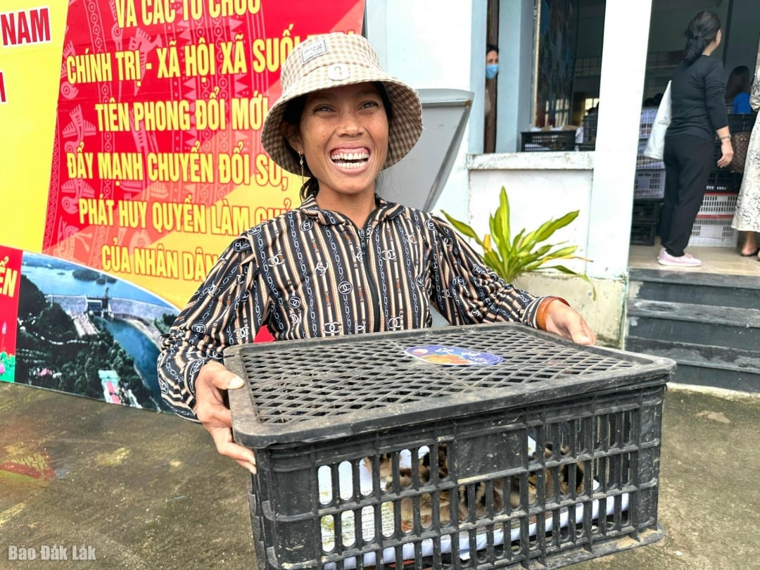Người dân xã Suối Trai phấn khởi khi nhận được quà và gà giống để nuôi.