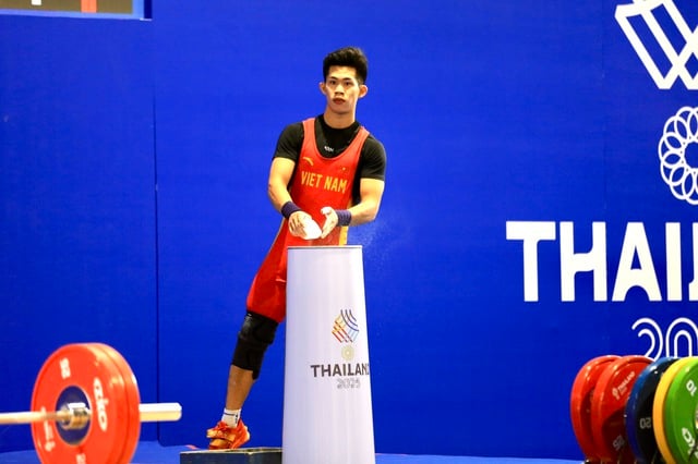 ویتنامی ویٹ لفٹر بے صبری کی وجہ سے خالی ہاتھ گھر چلا گیا، اپنے SEA گیمز کے گولڈ میڈل کا کامیابی سے دفاع کرنے سے قاصر - تصویر 1۔ Lực sĩ cử tạ Việt Nam trắng tay vì nôn nóng, không thể bảo vệ thành công HCV SEA Games- Ảnh 1.