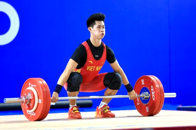ویتنامی ویٹ لفٹر بے صبری کی وجہ سے خالی ہاتھ گھر چلا گیا، اپنے SEA گیمز کے گولڈ میڈل کا کامیابی سے دفاع کرنے سے قاصر - تصویر 2۔ Lực sĩ cử tạ Việt Nam trắng tay vì nôn nóng, không thể bảo vệ thành công HCV SEA Games- Ảnh 2.