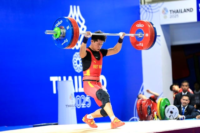 ویتنامی ویٹ لفٹر بے صبری کی وجہ سے خالی ہاتھ گھر چلا گیا، اپنے SEA گیمز کے گولڈ میڈل کا کامیابی سے دفاع کرنے سے قاصر - تصویر 3۔ Lực sĩ cử tạ Việt Nam trắng tay vì nôn nóng, không thể bảo vệ thành công HCV SEA Games- Ảnh 3.