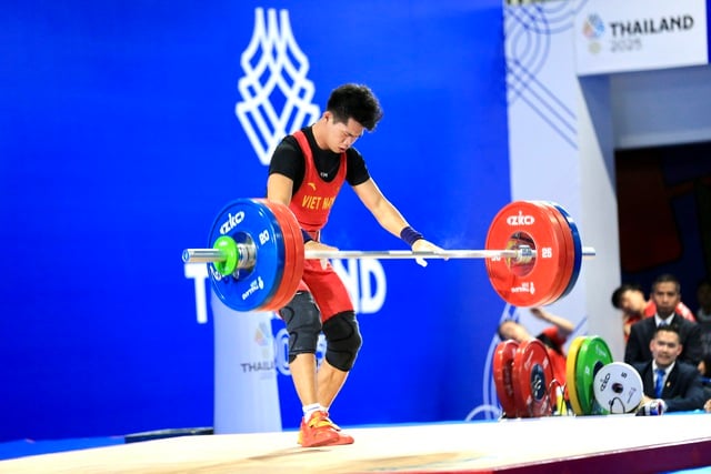 ویتنامی ویٹ لفٹر بے صبری کی وجہ سے خالی ہاتھ گھر چلا گیا، اپنے SEA گیمز کے گولڈ میڈل کا کامیابی سے دفاع کرنے سے قاصر - تصویر 4۔ Lực sĩ cử tạ Việt Nam trắng tay vì nôn nóng, không thể bảo vệ thành công HCV SEA Games- Ảnh 4.