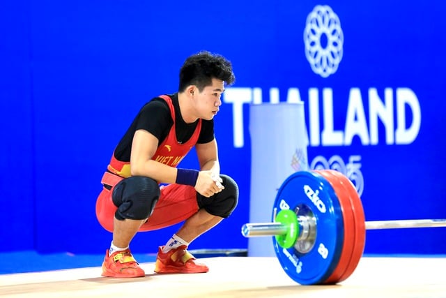 ویتنامی ویٹ لفٹر بے صبری کی وجہ سے خالی ہاتھ گھر چلا گیا، اپنے SEA گیمز کے گولڈ میڈل کا کامیابی سے دفاع نہ کر سکا - تصویر 5۔ Lực sĩ cử tạ Việt Nam trắng tay vì nôn nóng, không thể bảo vệ thành công HCV SEA Games- Ảnh 5.