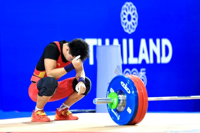 ویتنامی ویٹ لفٹر بے صبری کی وجہ سے خالی ہاتھ گھر چلا گیا، اپنے SEA گیمز کے گولڈ میڈل کا کامیابی سے دفاع کرنے سے قاصر - تصویر 6۔ Lực sĩ cử tạ Việt Nam trắng tay vì nôn nóng, không thể bảo vệ thành công HCV SEA Games- Ảnh 6.