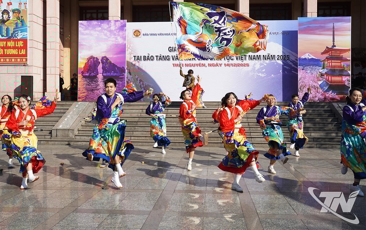 Představení Yosakoi „Phong Chi Vu – Duhový sen“ uvedl klub Nui Truc Sakura.