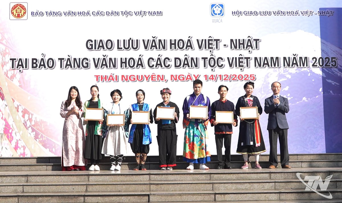 Muzeum vietnamských etnických kultur a Vietnamsko-japonská asociace pro kulturní výměnu předaly zástupcům klubů certifikáty.