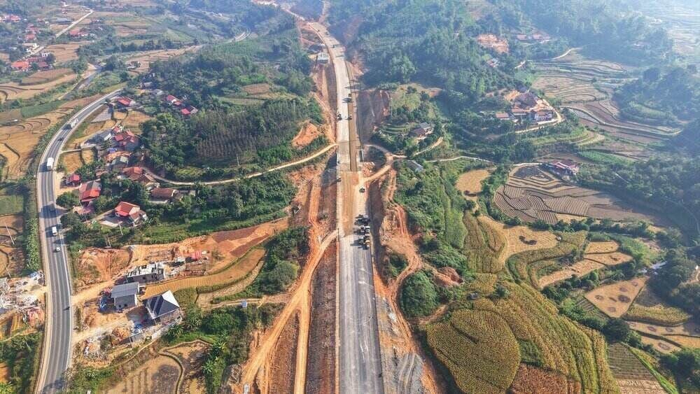 हुउ नघी-ची लैंग एक्सप्रेसवे का एक खंड।