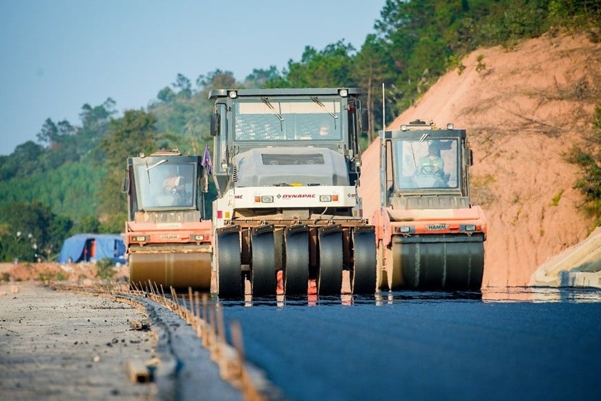 निर्माण दल परियोजना के अंतिम चरण को पूरा कर रहा है।