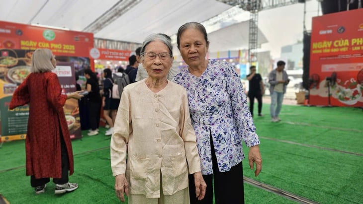 ວັນເຝີມີກິດຈະກຳຫຼາກຫຼາຍ; ລູກຄ້າບາງຄົນເດີນທາງຈາກດົ່ງນາຍໄປນະຄອນໂຮ່ຈິມິນພຽງແຕ່ເພື່ອກິນເຝີສາລີ - ຮູບທີ 6. Ngày của Phở - Ảnh 5.