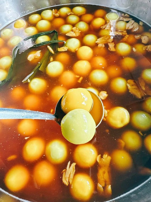 បាល់បាយដំណើបវៀតណាមក្នុងសុីរ៉ូ - អាហារសម្រន់ដែលមានមូលដ្ឋានលើខ្ញីល្អបំផុតរបស់ពិភពលោកនៅថ្ងៃត្រជាក់ - រូបថតទី 2។ Bánh trôi nước Việt Nam - món ăn vặt từ gừng ngon nhất thế giới ngày lạnh - Ảnh 2.