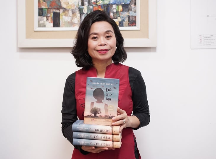 Režisér filmu „Bitva ve vzduchu“ chce natočit film podle mezinárodně oceněné knihy Nguyen Phan Que Mai - Foto 2. Đạo diễn 'Tử chiến trên không' muốn làm phim từ sách đoạt giải quốc tế của Nguyễn Phan Quế Mai - Ảnh 3.