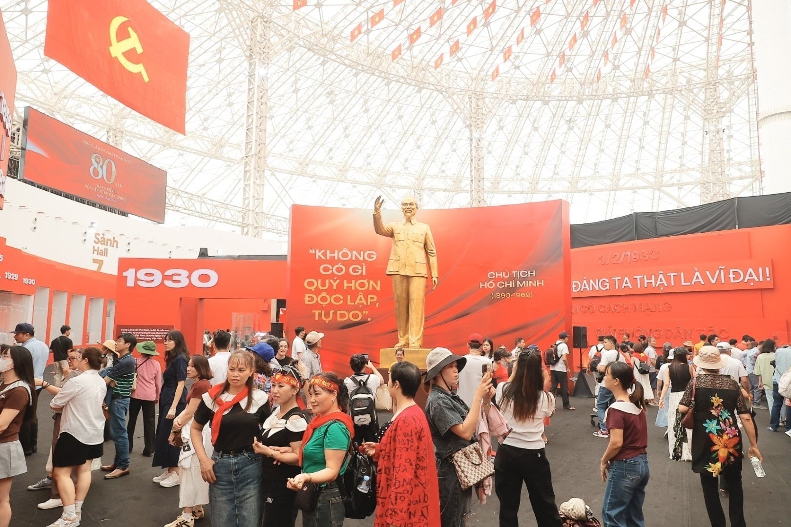 Sieben Ausstellungsbereiche auf der Ausstellung der wirtschaftlichen und sozialen Errungenschaften des Landes nach 40 Jahren Renovierung - Foto 2. 7 khu trưng bày tại Triển lãm Thành tựu kinh tế, xã hội của đất nước sau 40 năm đổi mới - Ảnh 2.