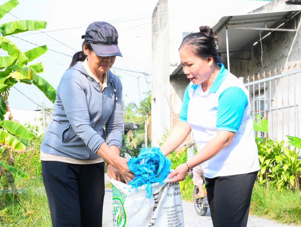Umat paroki komune Luong Hoa bergabung tenaga untuk membina tanah air mereka.