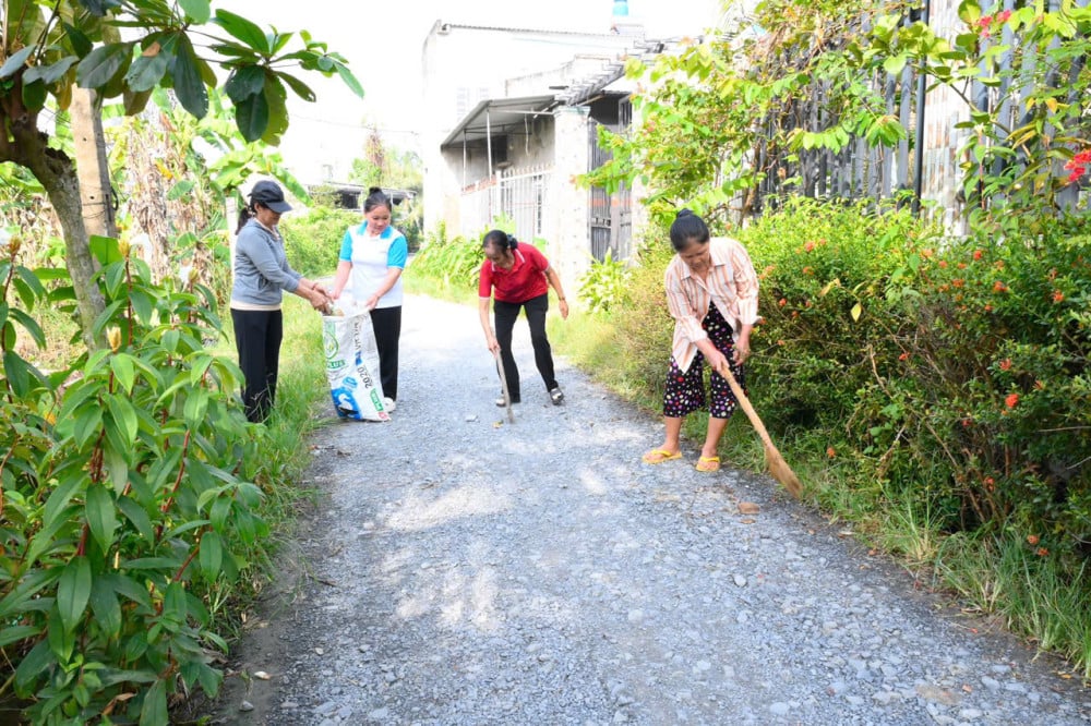 Umat paroki komune Luong Hoa bergabung tenaga untuk membina tanah air mereka.