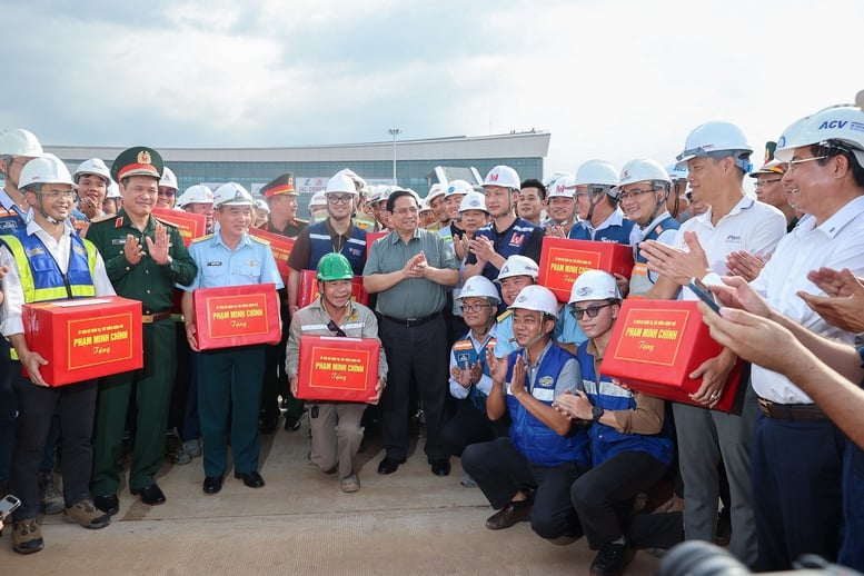 ນາຍົກລັດຖະມົນຕີ: ສະໜາມບິນລອງແທ່ງຈະຕ້ອນຮັບຖ້ຽວບິນທຳອິດຢ່າງເປັນທາງການໃນວັນທີ 19 ທັນວາ - ຮູບທີ 3. Thủ tướng: Sân bay Long Thành sẽ đón chuyến bay chính thức đầu tiên vào 19/12- Ảnh 3.