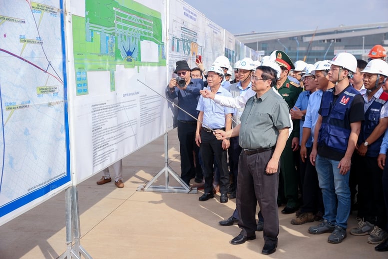 ນາຍົກລັດຖະມົນຕີ: ສະໜາມບິນລອງແທ່ງຈະຕ້ອນຮັບຖ້ຽວບິນທຳອິດຢ່າງເປັນທາງການໃນວັນທີ 19 ທັນວາ - ຮູບທີ 4. Thủ tướng: Sân bay Long Thành sẽ đón chuyến bay chính thức đầu tiên vào 19/12- Ảnh 4.