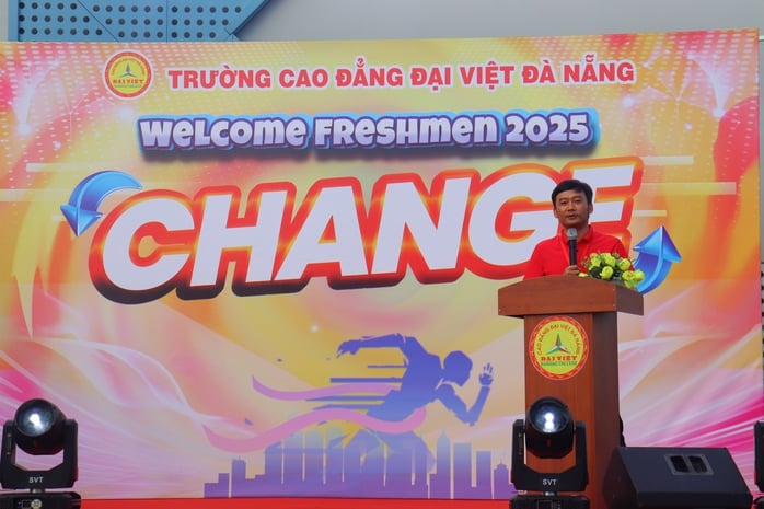 Thời trang tái chế, tài năng trẻ “đốt nóng” ngày hội chào tân sinh viên Đại Việt Đà Nẵng - Ảnh 5.