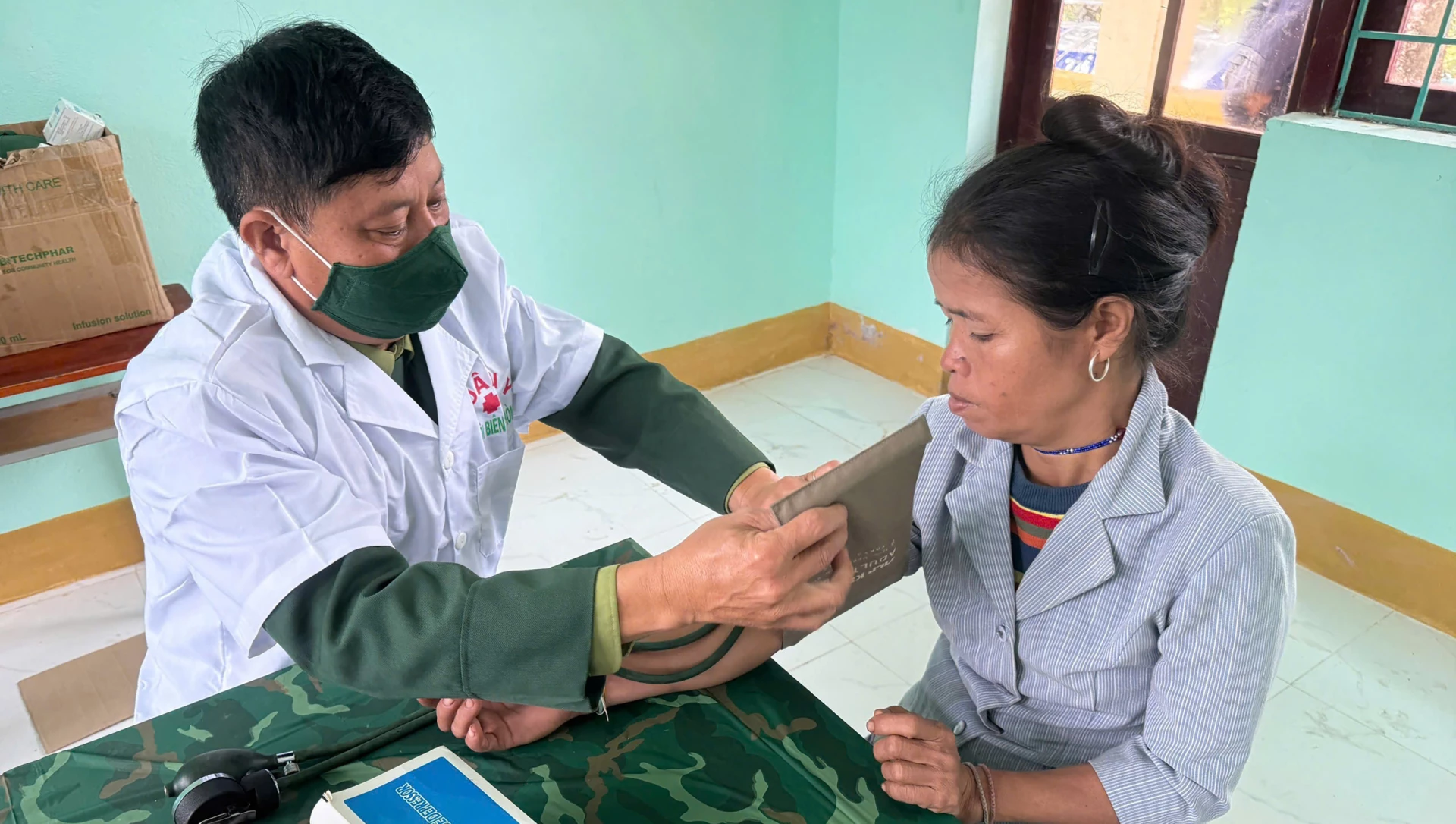 Ungdomar från Ca Roong gränsbevakningsstation erbjuder gratis läkarundersökningar och delar ut medicin till människor i Thuong Trach-kommunen - Foto: Tien Thanh