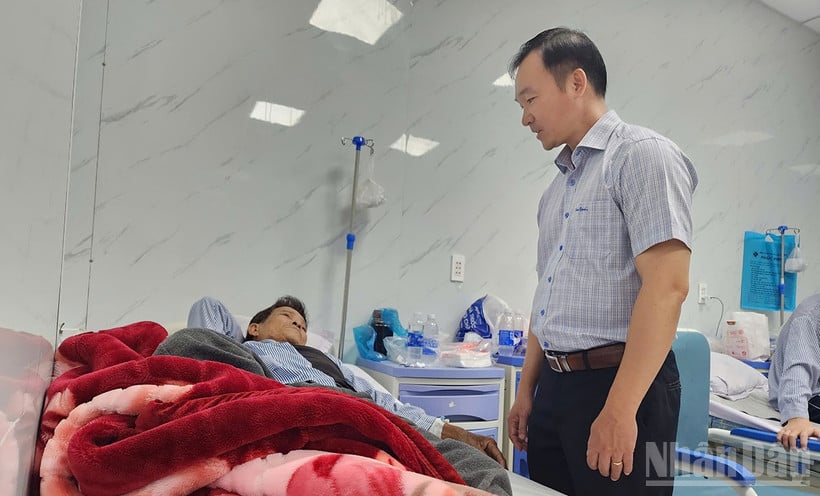 Do Ngoc Hoa, stellvertretende Direktorin des Gesundheitsamtes der Provinz Quang Ngai, besuchte Patienten, die unter Verdacht auf eine Lebensmittelvergiftung durch den Verzehr von Brot leiden und im privaten Krankenhaus Phuc Hung behandelt werden, und sprach ihnen Mut zu.