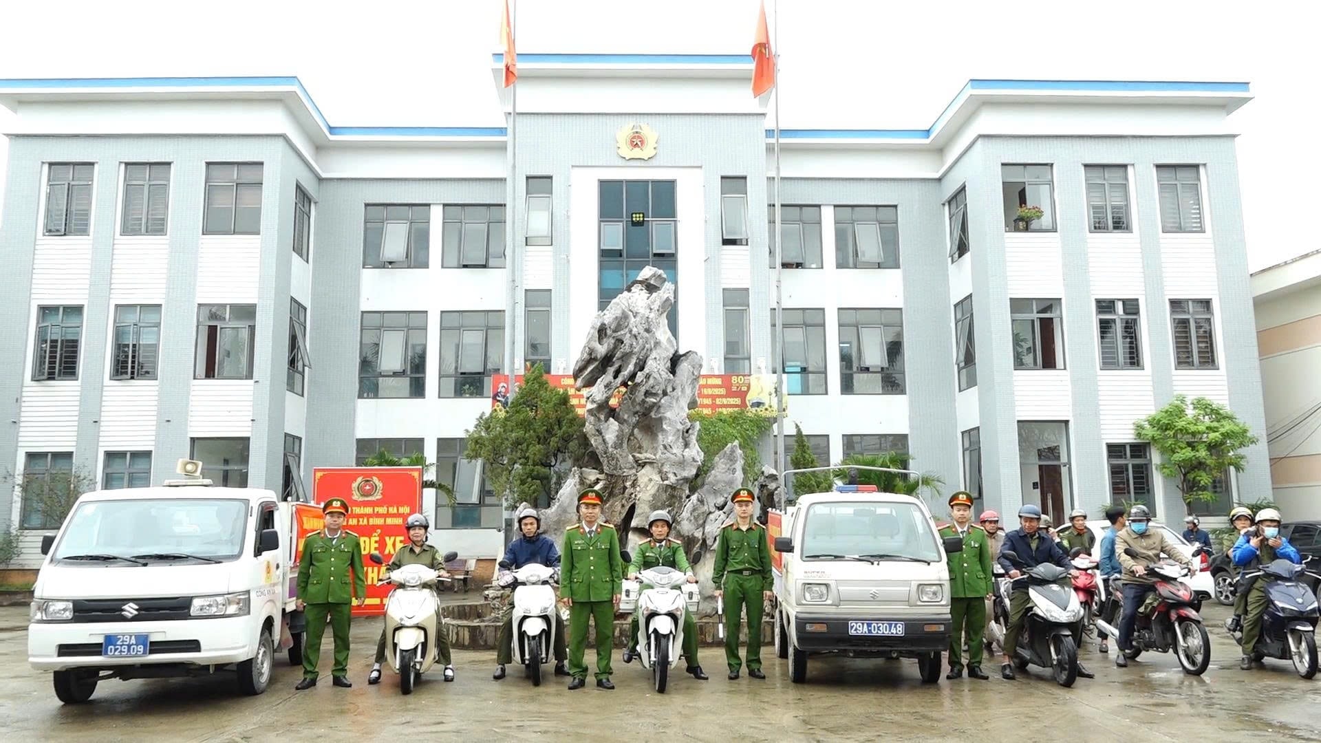ឃុំប៊ិញមិញ៖ ការចាប់ផ្តើមយុទ្ធនាការមួយដើម្បីធានាបាននូវសណ្តាប់ធ្នាប់ វិន័យ និងភាពស៊ីវិល័យក្នុងទីក្រុង - រូបថតទី ១។ Xã Bình Minh: Ra quân bảo đảm trật tự, kỷ cương, văn minh đô thị- Ảnh 1.