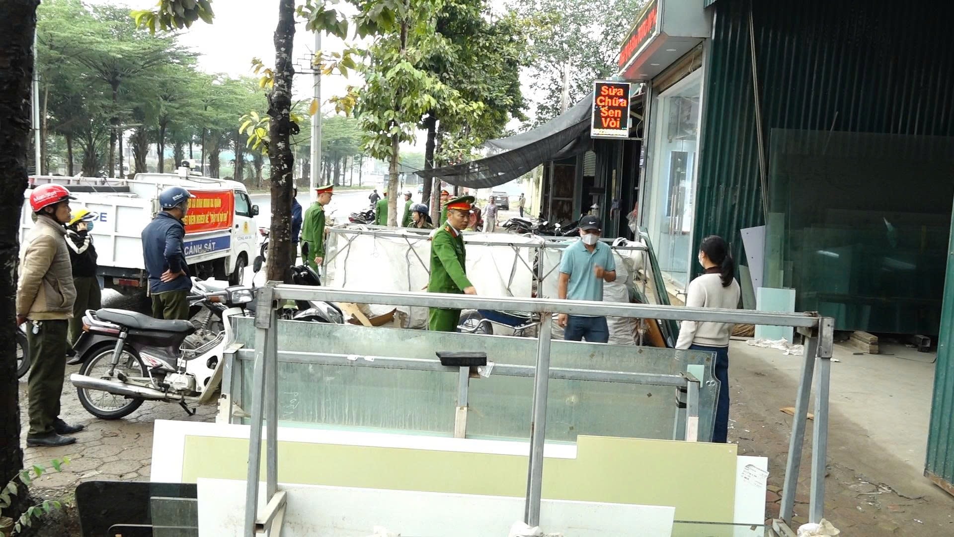 ឃុំប៊ិញមិញ៖ ការចាប់ផ្តើមយុទ្ធនាការមួយដើម្បីធានាសណ្តាប់ធ្នាប់ វិន័យ និងភាពស៊ីវិល័យក្នុងទីក្រុង - រូបថតទី ២។ Xã Bình Minh: Ra quân bảo đảm trật tự, kỷ cương, văn minh đô thị- Ảnh 2.