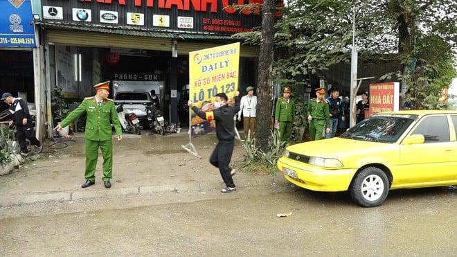 ឃុំប៊ិញមិញ៖ ការចាប់ផ្តើមយុទ្ធនាការមួយដើម្បីធានាសណ្តាប់ធ្នាប់ វិន័យ និងភាពស៊ីវិល័យក្នុងទីក្រុង - រូបថតទី៣។ Xã Bình Minh: Ra quân bảo đảm trật tự, kỷ cương, văn minh đô thị- Ảnh 3.