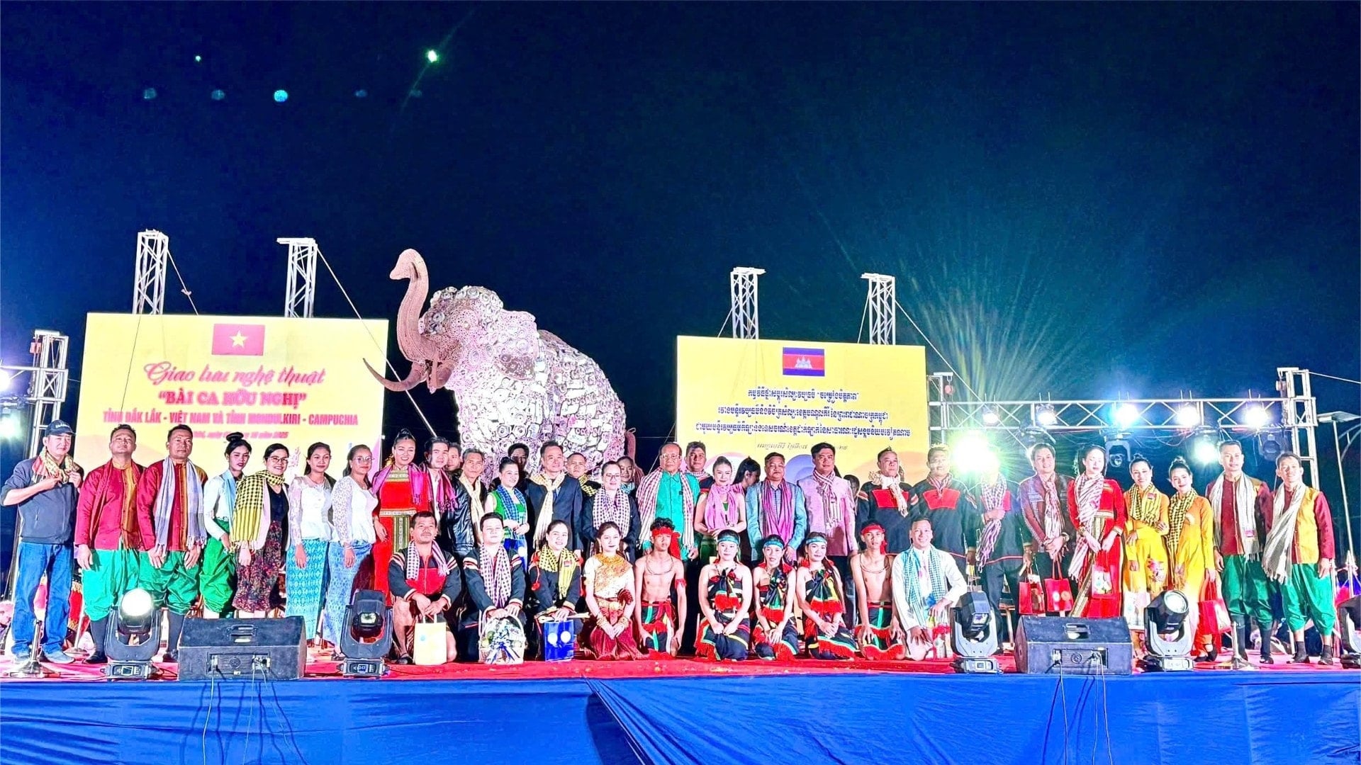 Výměnného programu se zúčastnili vedoucí z provincie Mondulkiri spolu s vedoucími z obou departmentů a zpěváky a umělci z uměleckých souborů provincií Dak Lak a Mondulkiri. 1000-7646.jpg