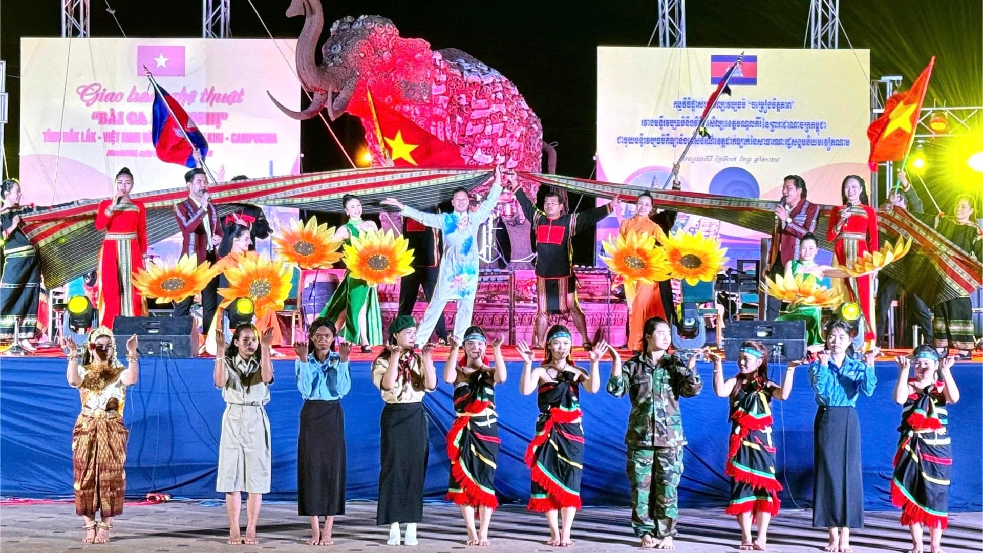 Kulturní a umělecký výměnný program je praktickou aktivitou na památku 58. výročí navázání diplomatických vztahů mezi Vietnamem a Kambodžou. 954-999.jpg