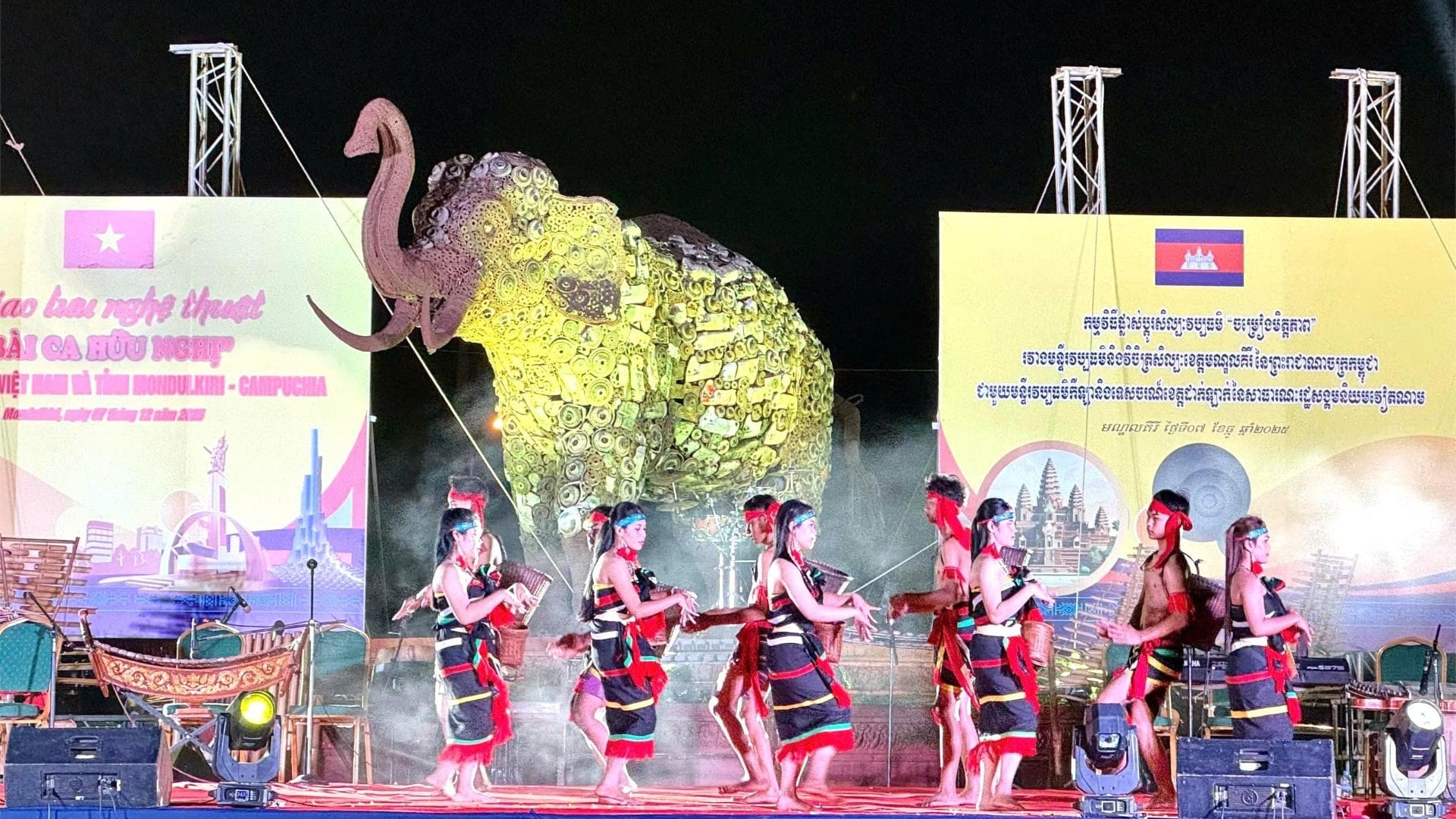 Představení také publiku představila charakteristické kulturní a umělecké rysy obou zemí obecně a zejména provincií Dak Lak a Mondulkiri. 962-848.jpg