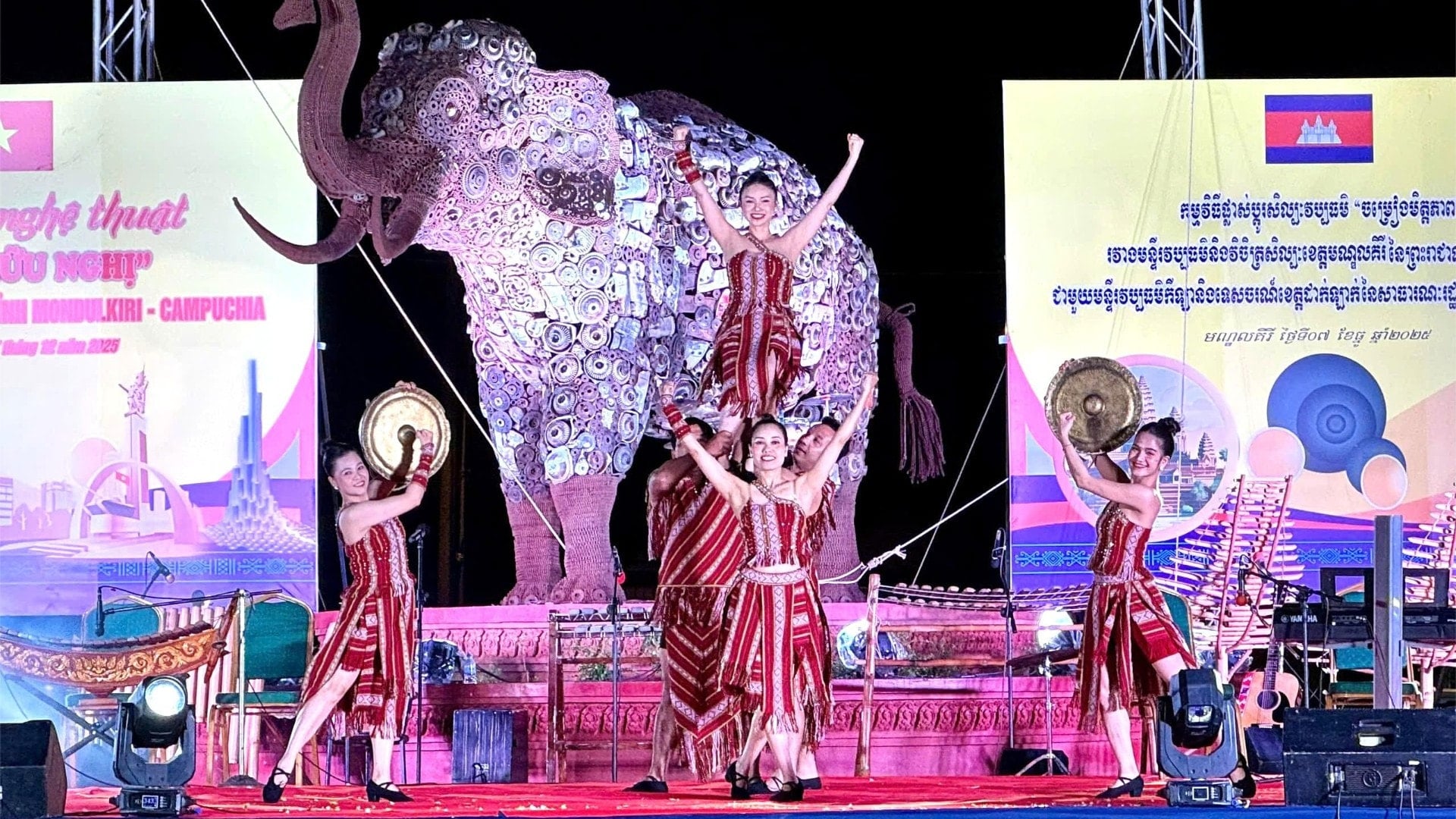 Taneční vystoupení „Duše gongu“ v podání provinčního uměleckého souboru Dak Lak. 984-893.jpg