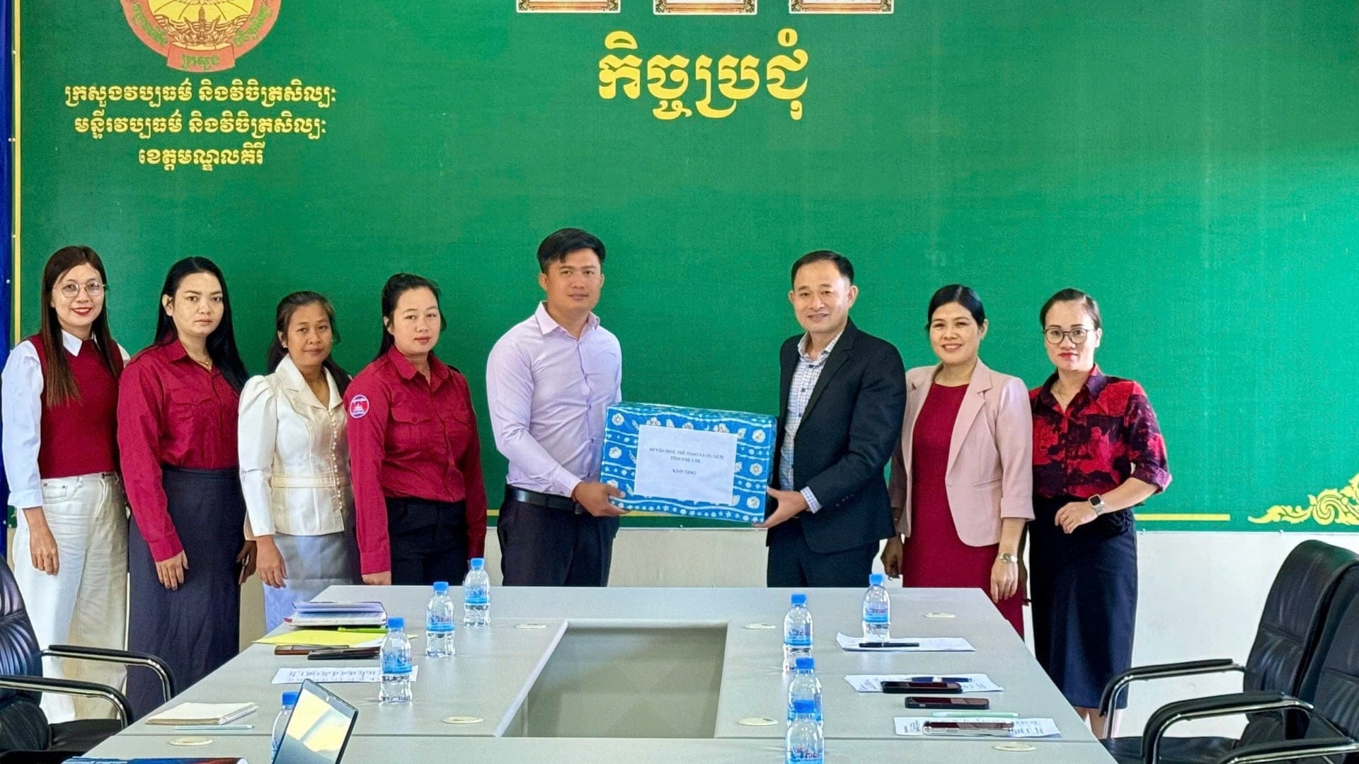 Vedoucí představitelé odboru kultury, sportu a cestovního ruchu provincie Dak Lak předali dary odboru kultury a umění provincie Mondulkiri. 991-1032.jpg