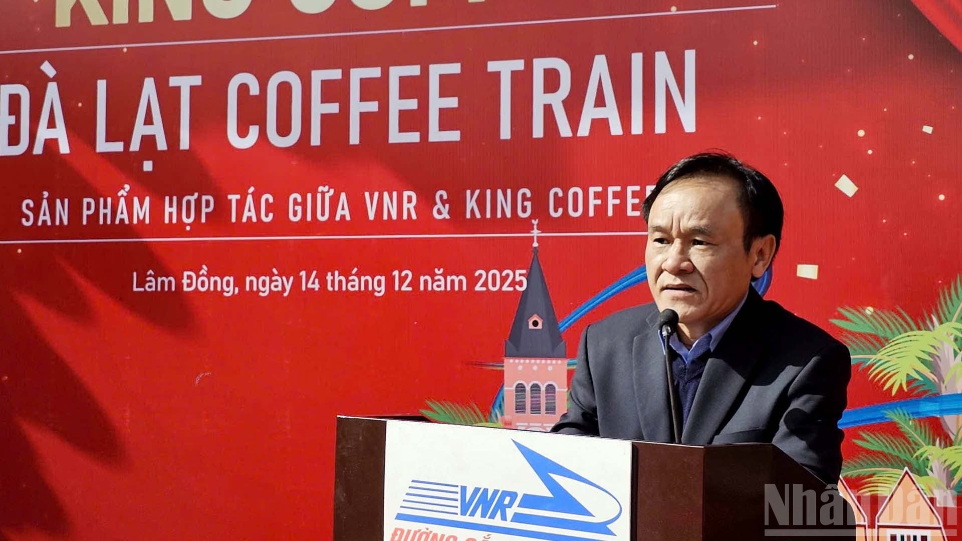 Ředitel pobočky saigonské železniční dopravy Le Anh Tuan hovoří na slavnostním otevření „kávového vlaku Da Lat“. ndo_br_21.jpg