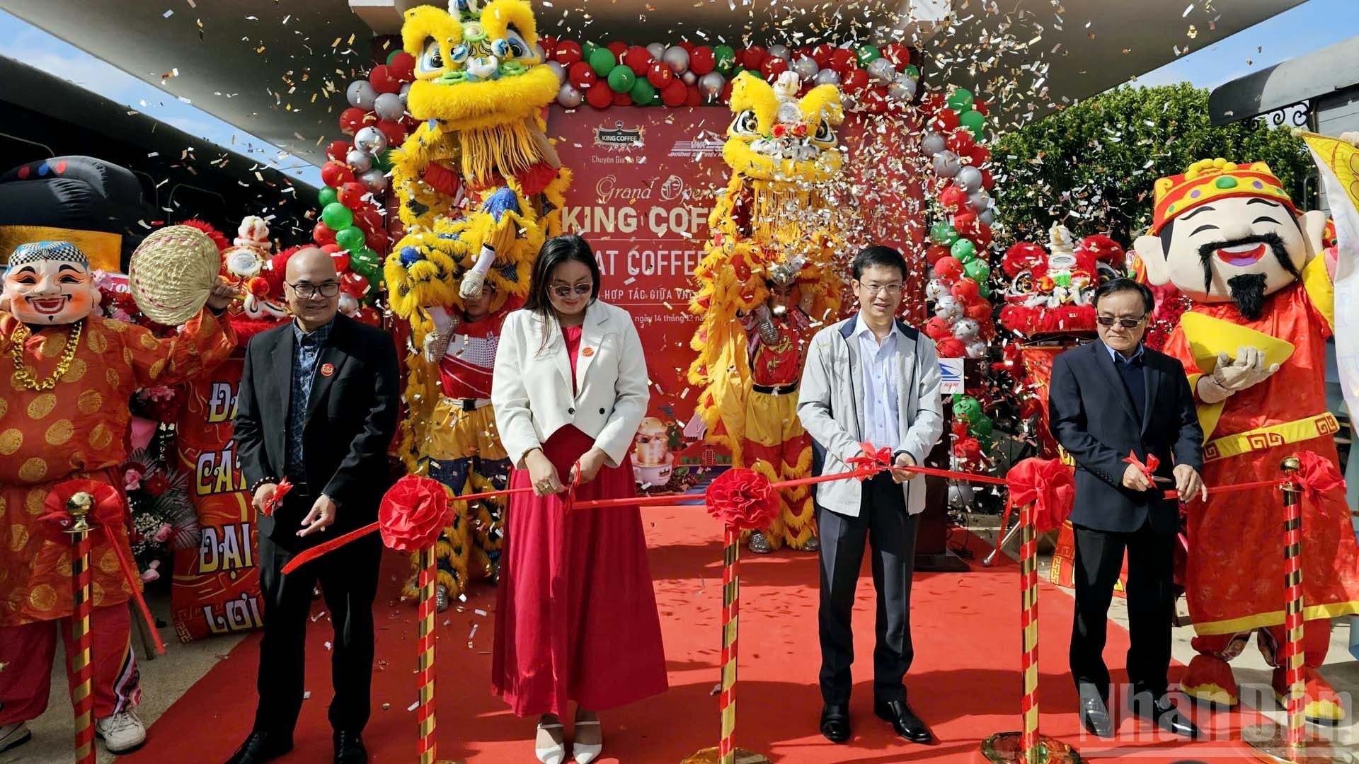 Zástupci provedli ceremoniál k oficiálnímu zahájení „kávového vlaku Da Lat“. ndo_br_22.jpg