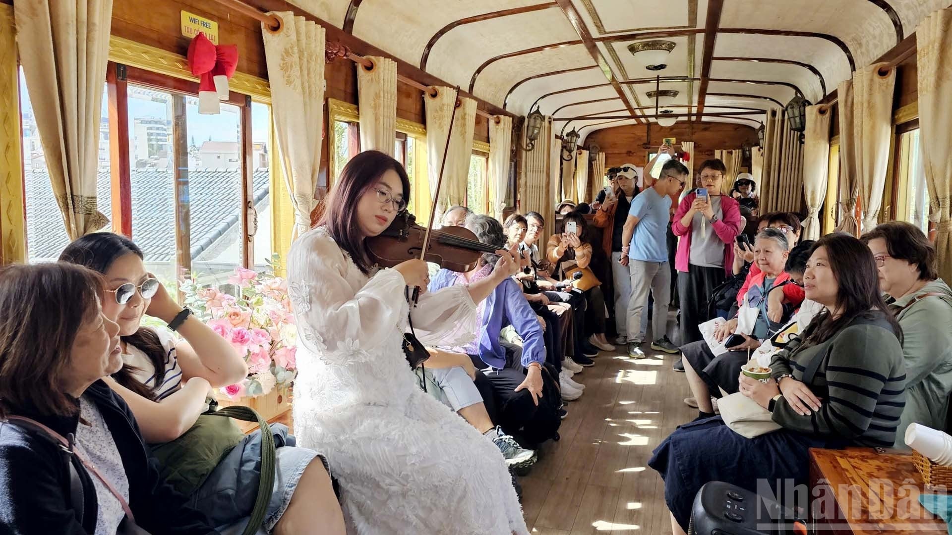 Skupina jihokorejských turistů ve vlaku „Da Lat Coffee Train“. ndo_br_11.jpg