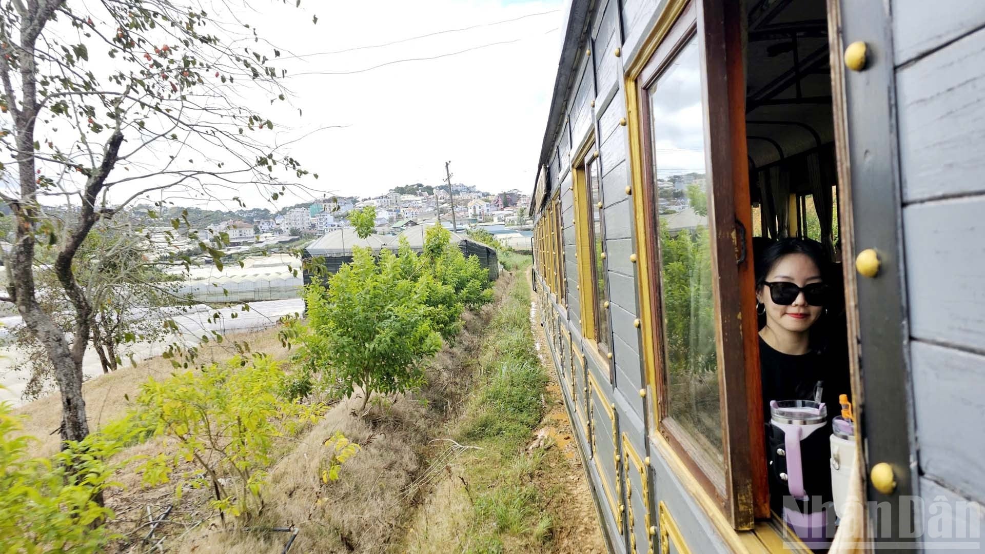 Tento jedinečný zážitek z „mobilní kávy“ se koná podél vlakové trasy Da Lat-Trai Mat, která prochází zvlněnými kopci, svěžími zelenými zahradami a záhony plnými záhonů. ndo_br_8.jpg