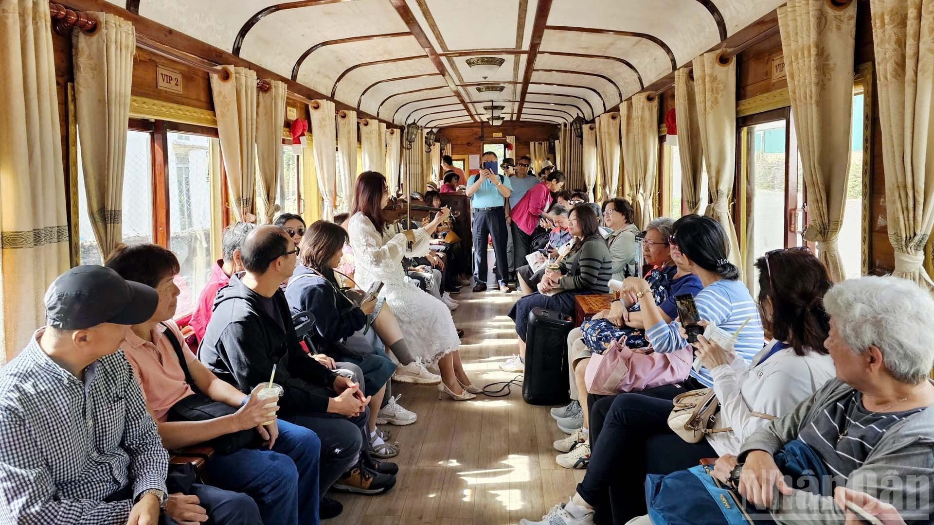 Domácí i zahraniční turisté na „kávovém vlaku Da Lat“. ndo_br_12.jpg