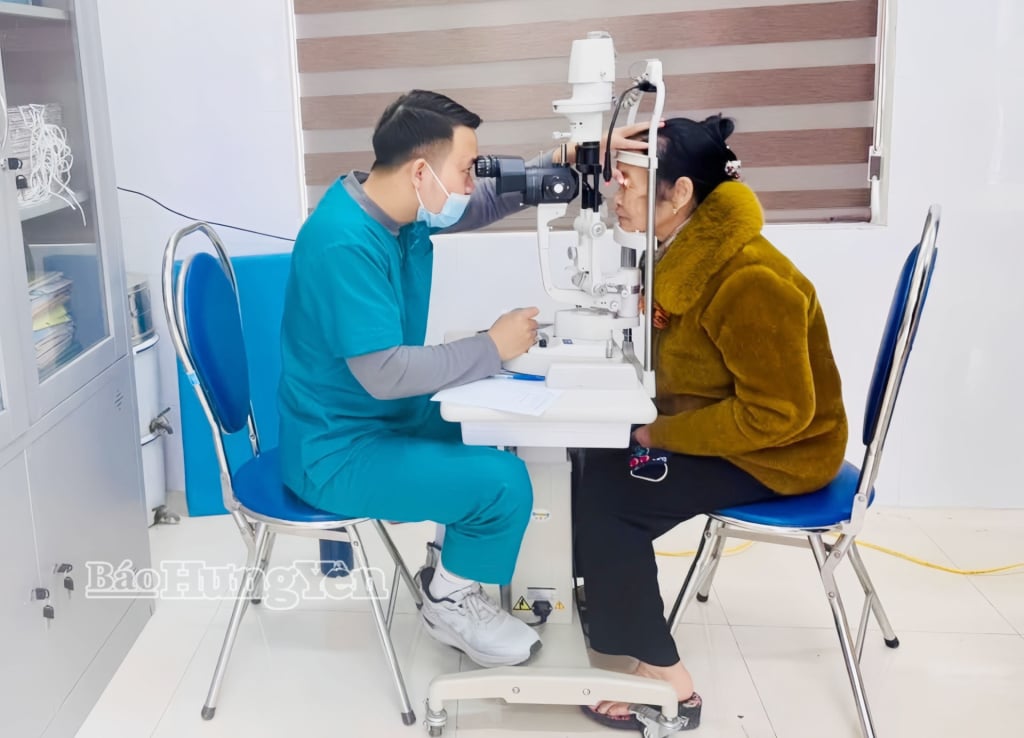 Hoan Long Mahallesi: Yaklaşık 160 yaşlı kişiye ücretsiz göz muayenesi ve danışmanlık hizmeti verildi.