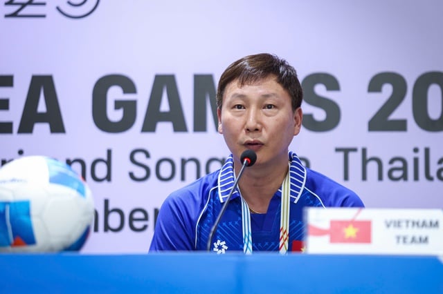 Treinador Kim Sang-sik: 'A seleção sub-23 do Vietnã está lutando pela honra nacional, com certeza venceremos as Filipinas para chegar à final' - Foto 1. HLV Kim Sang-sik: 'U.23 Việt Nam chiến đấu vì danh dự quốc gia, nhất định thắng Philippines để vào chung kết’- Ảnh 1.