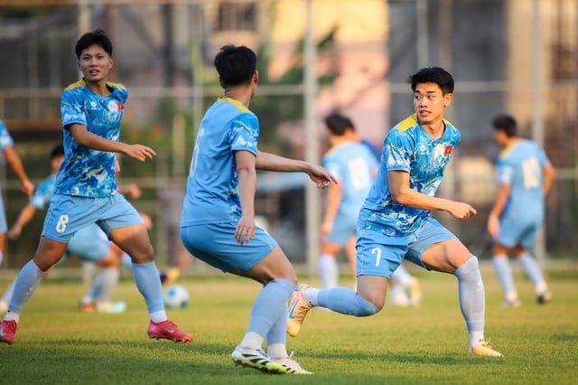 Treinador Kim Sang-sik: 'A seleção sub-23 do Vietnã está lutando pela honra nacional, com certeza venceremos as Filipinas para chegar à final' - Foto 2. HLV Kim Sang-sik: 'U.23 Việt Nam chiến đấu vì danh dự quốc gia, nhất định thắng Philippines để vào chung kết’- Ảnh 2.
