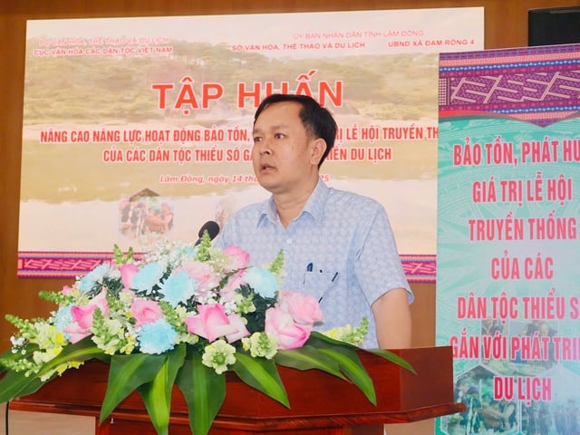 Encik Nguyen Van Quang - Naib Pengerusi Jawatankuasa Rakyat komune Dam Rong 4 - menyampaikan ucapan. Foto: Ho Lam Ông Nguyễn Văn Quang - Phó Chủ tịch UBND xã Đam Rông 4 - phát biểu. Ảnh: Hồ Lam