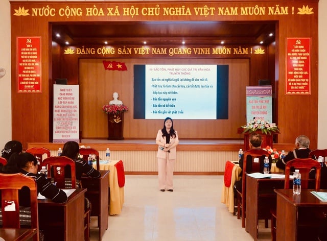 Profesor Madya Dr. Nguyen Thi Song Ha (Akademi Sains Sosial Vietnam) bertukar pandangan dengan peserta kursus latihan. Foto: Ho Lam PGS.TS. Nguyễn Thị Song Hà (Viện Hàn lâm Khoa học xã hội Việt Nam) trao đổi cùng đồng bào tại lớp tập huấn. Ảnh: Hồ Lam