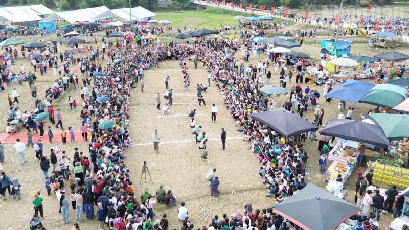 ប្រជាជនក្នុងតំបន់ និងអ្នកទេសចររាប់ពាន់នាក់បានចូលរួមសកម្មភាពនានានៅក្នុងទិវាផ្សព្វផ្សាយវប្បធម៌ កីឡា និងទេសចរណ៍សម្រាប់សហគមន៍ជនជាតិភាគតិច និងសហគមន៍ភ្នំនៅឃុំតឿងហា។