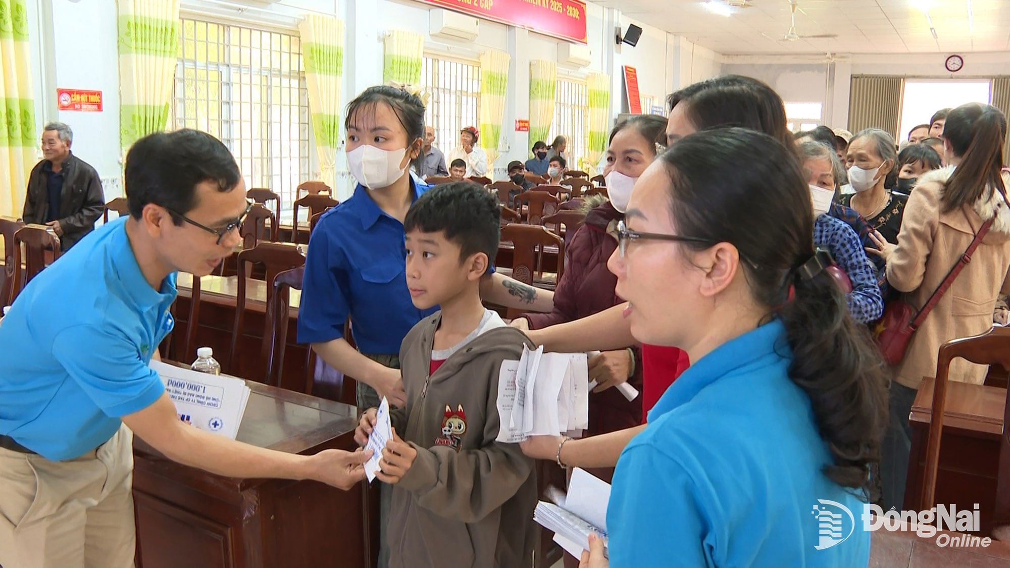 Phó Chủ tịch Công đoàn Công ty cổ phần TKG Taekwang Vina Nguyễn Hữu Quang trao quà cho người dân xã Phú Hòa, tỉnh Đắk Lắk. Ảnh: Văn Đoàn