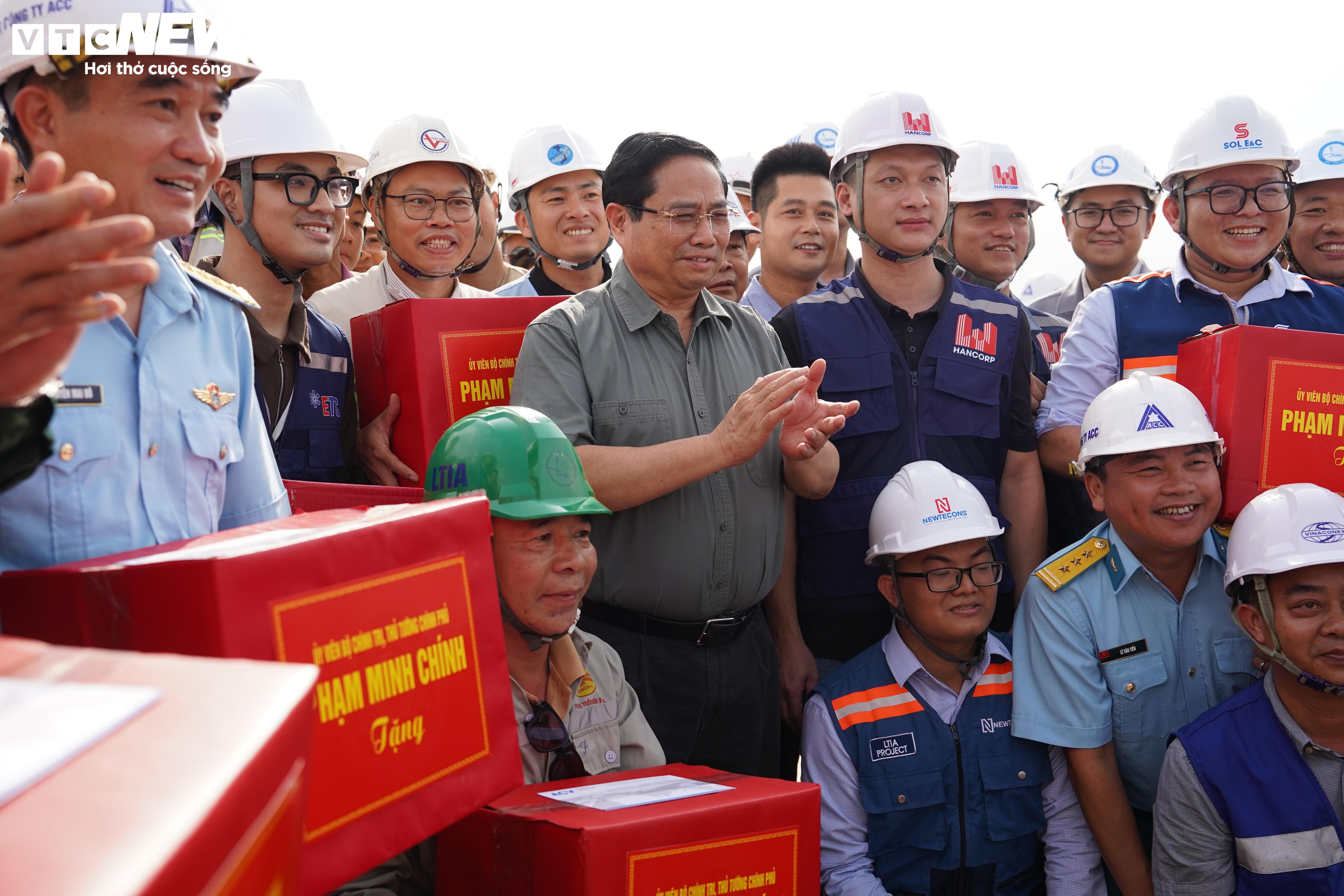 នាយករដ្ឋមន្ត្រី៖ អាកាសយានដ្ឋានឡុងថាញ់នឹងក្លាយជាមជ្ឈមណ្ឌលនៃការអភិវឌ្ឍសេដ្ឋកិច្ចអាកាសចរណ៍ - ៣