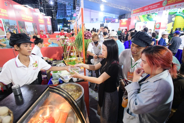 Đêm cuối Ngày của Phở chật kín khách, bao người tiếc sự kiện 'ngắn quá' - Ảnh 4.
