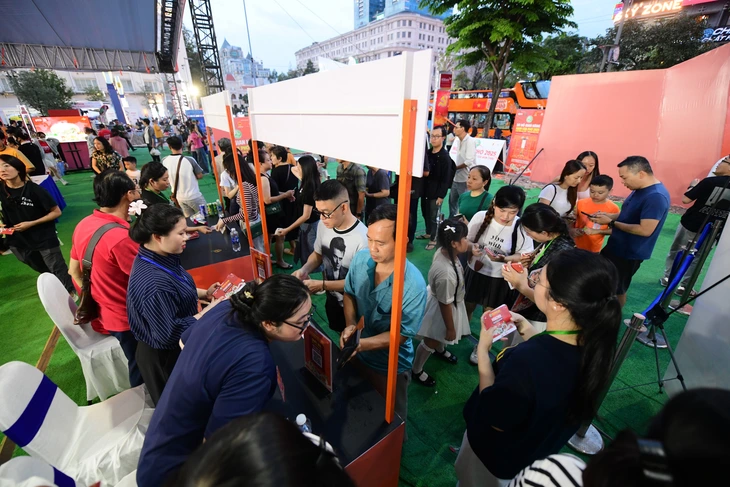 Đêm cuối Ngày của Phở chật kín khách, bao người tiếc sự kiện 'ngắn quá' - Ảnh 6.